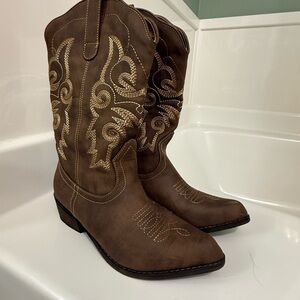 Brown Western Cowboy Boots with Embroidered Design